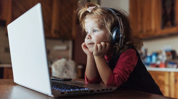 Hvordan sikrer jeg, at mine børn ikke besøger sider på internettet som er uegnet for børn?